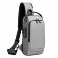 Sac à bandoulière antivol gris avec fonctionnalités modernes